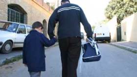 أولياء يرغمون على حمل المحافظ وتلاميذ يختارونها بالعجلات