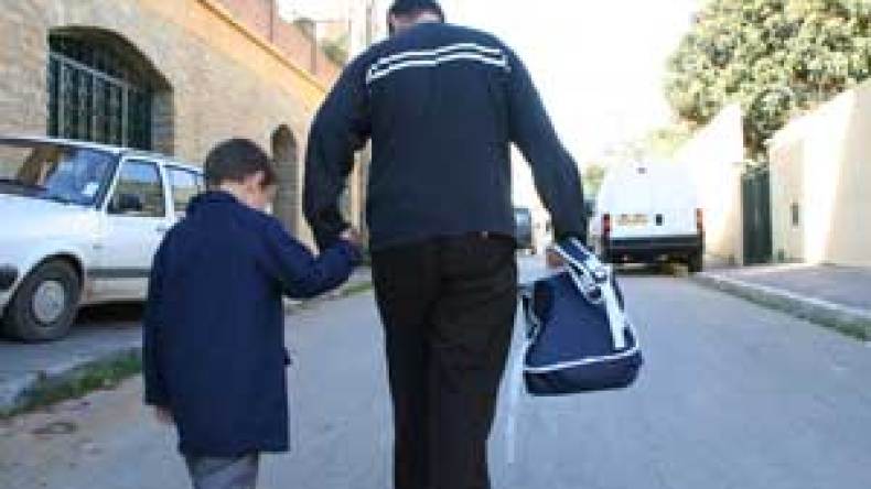 داء “السكوليوز” يهدّد آلاف التلاميذ بسبب ثقل المحافظ المدرسية