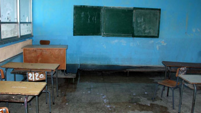 مدارس بأسقف آيلة للسقوط.. وتلاميذ بأحذية بلاستيكية في 2012