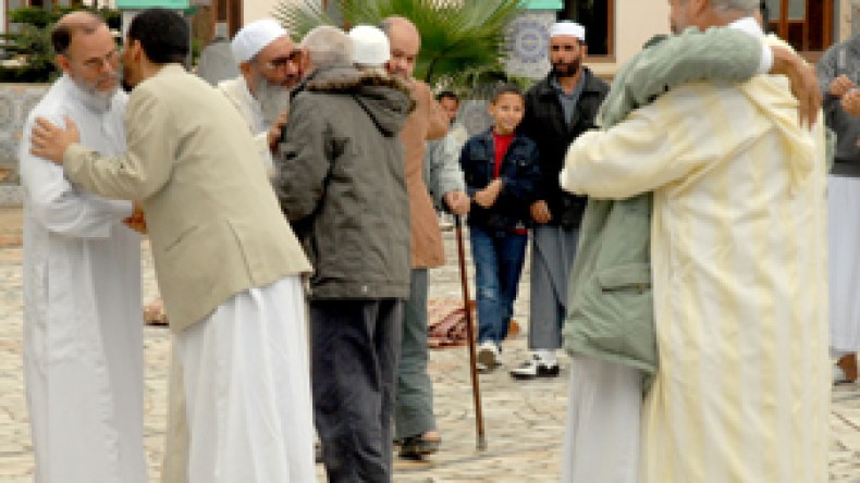 الجزائريون أنفقوا 65 مليارا على “الأس أم أس” في العيد