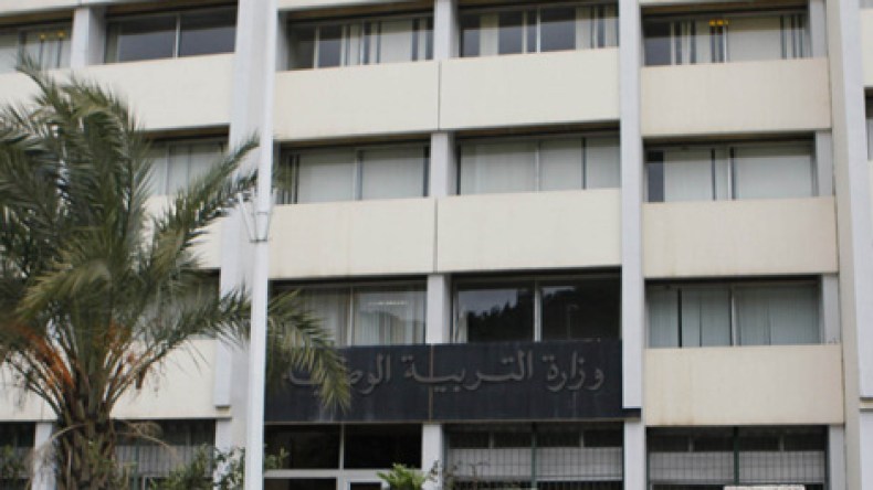 أساتذة يثورون على لجنة الخدمات الاجتماعية