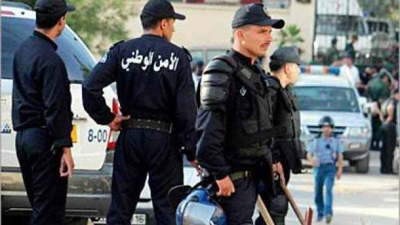 محتجون يُحاصرون مقرا للشرطة بالمسيلة