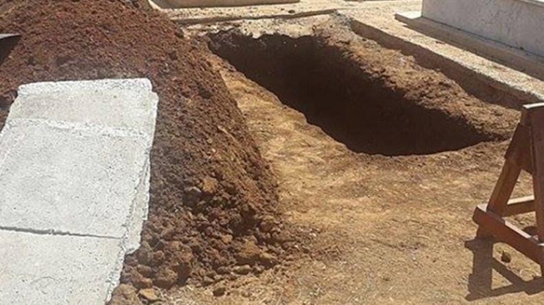 عامل بمقبرة يسطو على الآجر الذي تبرع به محسنون لتشييد القبور!