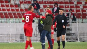 مشاغب يجتاح الملعب وهني مستاء