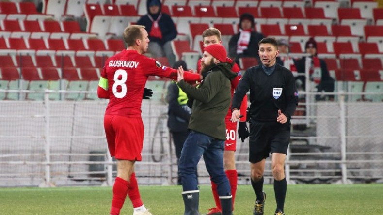 مشاغب يجتاح الملعب وهني مستاء