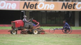 زيمبابوي تُصِرُّ على تنظيم مباراة الجزائر داخل القواعد