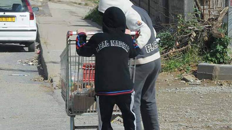 هكذا يعاقب الأولياء أبناءهم الراسبين في الإمتحانات