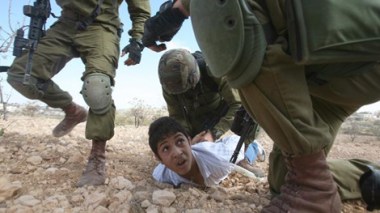 Des enfants palestiniens (5 à 9 ans) interpellés et attachés par l’armée israélienne