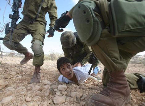Des enfants palestiniens (5 à 9 ans) interpellés et attachés par l’armée israélienne