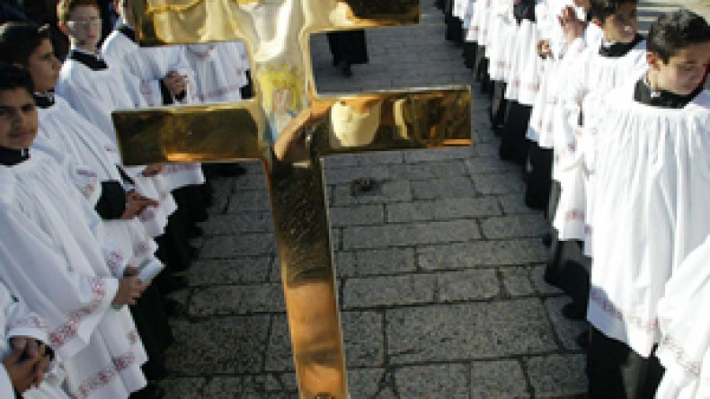 قس مارس علي الفعل المخل بالحياء مقابل نسخة من الإنجيل!