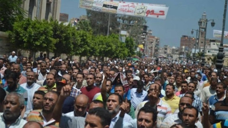 خمسة قتلى في اشتباكات بين متظاهرين مؤيدين لمرسي وقوات الأمن المصرية