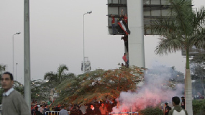 شريط فيديو من أجانب يفضح مزاعم المصريين