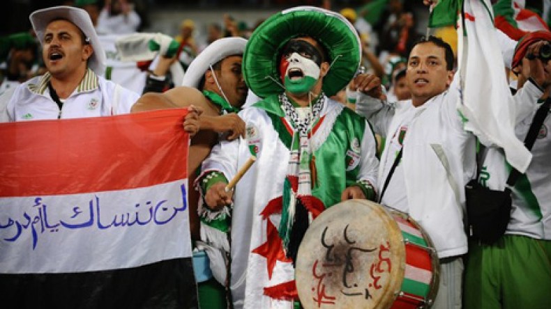 جزائريون ومصريون يتذكرون لقاء أم درمان بالنكت وتبادل “النصائح المفخخة”