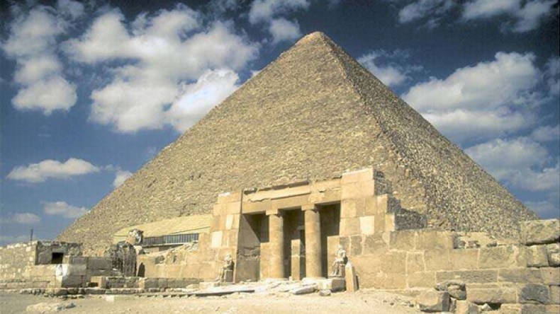 هل كان فرعون بارا بأمه فأخر الله عقوبته؟