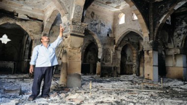 En images : bibles brûlées et murs calcinés dans une église copte de Gizeh