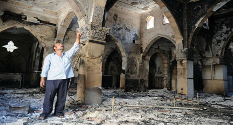 En images : bibles brûlées et murs calcinés dans une église copte de Gizeh