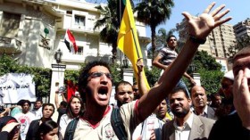 السعودية تستدعي سفيرها وتغلق سفارتها وقنصلياتها في مصر