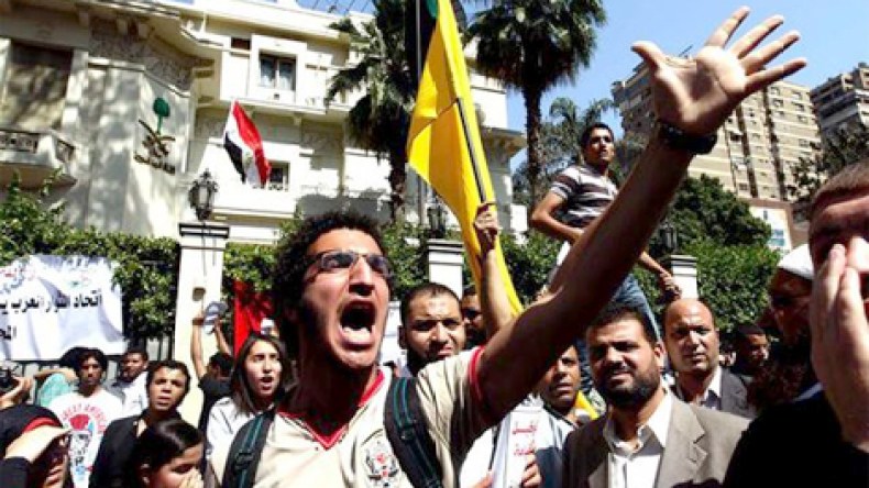 السعودية تستدعي سفيرها وتغلق سفارتها وقنصلياتها في مصر