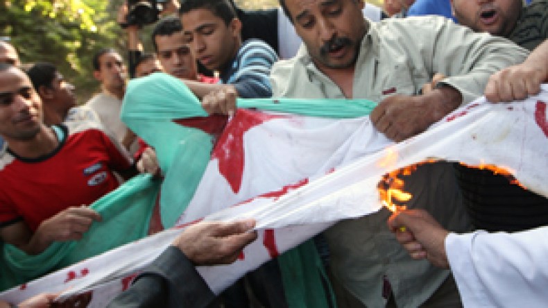 الأسرة الثورية تطالب بالإعتذار ومحاكمة شاتمي الشهداء قبل التهدئة