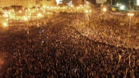 استمرار الاحتجاجات في مصر والجيش يعيد انتشاره في القاهرة