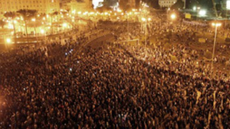 استمرار الاحتجاجات في مصر والجيش يعيد انتشاره في القاهرة