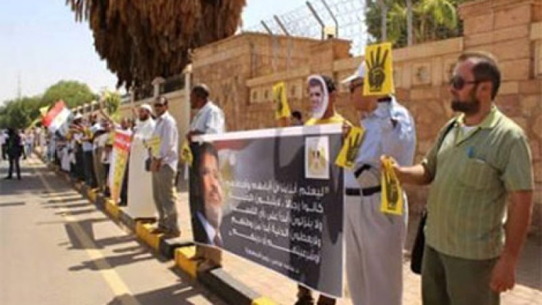 الجالية المصرية بالسودان تحتج أمام سفارة بلدها تنديدا بمحاكمة مرسي