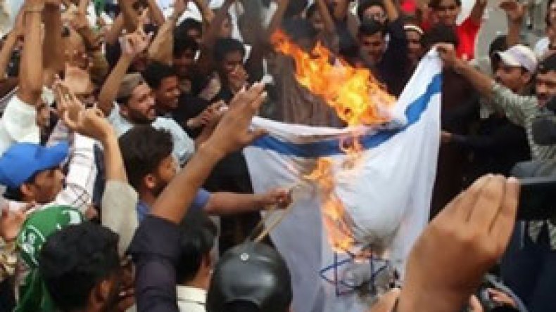 الشارع المصري يغلي ويطالب بطرد السفير الإسرائيلي وفتح معبر رفح