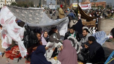 Égypte : mariage et lune de miel au milieu de milliers de manifestants à la place Tahrir