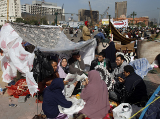 Égypte : mariage et lune de miel au milieu de milliers de manifestants à la place Tahrir