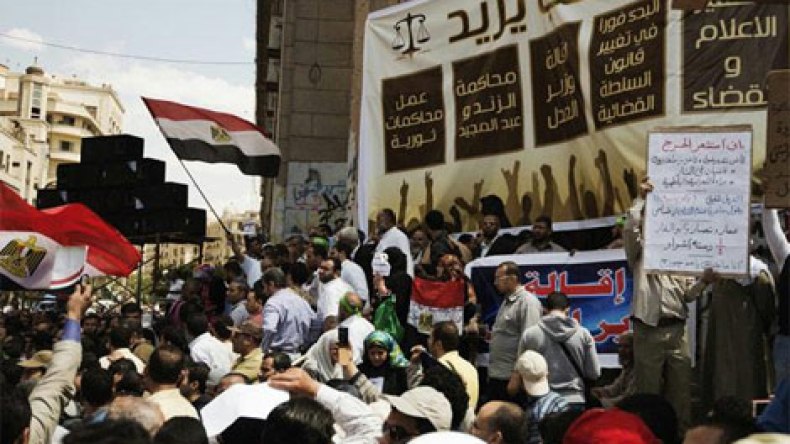 قضاة مصر يعتصمون رفضاً لقانون “إخواني” مثير