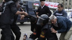 وزير‭ ‬الثقافة‭ ‬المصري‭ ‬يستقيل‭ ‬وفنانون‭ ‬يدعون‭ ‬المجلس‭ ‬العسكري‭ ‬إلى‭ ‬الرحيل‭ ‬