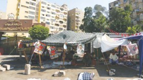 جزائريون يفطرون ويتسحرون على طواجن ميدان “رابعة العدوية”