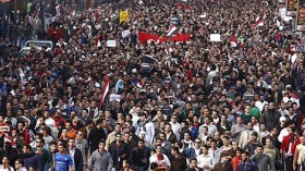 مروحيات الجيش تطلق الرصاص على المتظاهرين السلميين