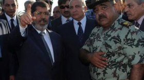 جنرالات في الجيش المصري يطلبون العفو من الرئيس مرسي