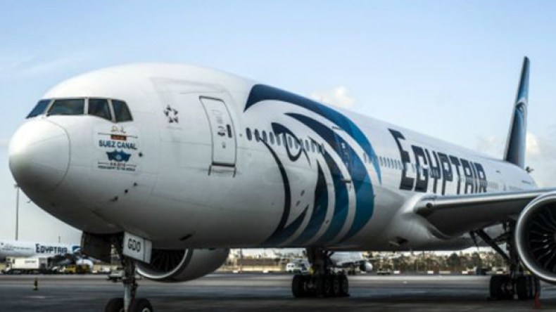 تصاعد أدخنة في الطائرة المصرية المنكوبة قبل تحطمها