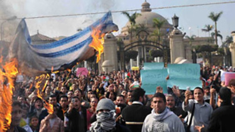 غلابى مصر يفجّرون الشارع ومُبارك مع استخدام إسرائيل للقوّة غير المفرطة!