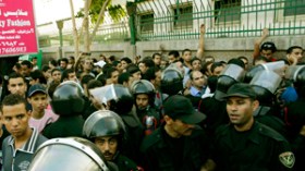 قوات الأمن المصرية تفرق الجماهير الغاضبة في أول يوم من بيعها
