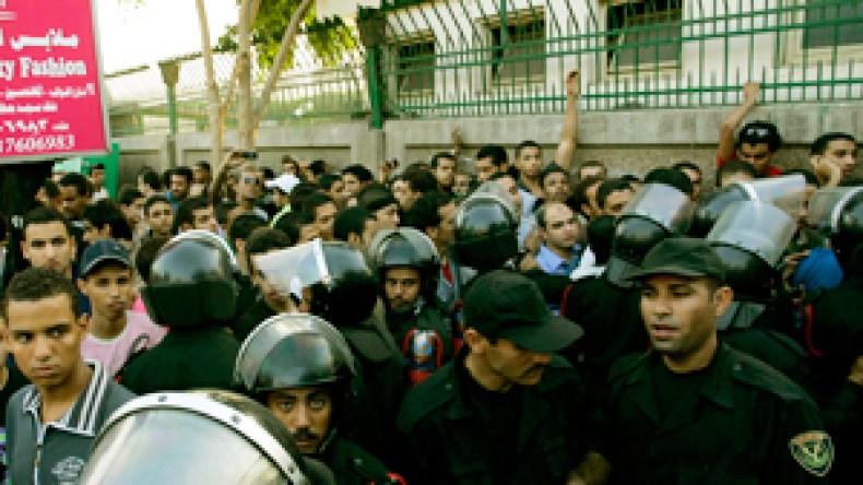 قوات الأمن المصرية تفرق الجماهير الغاضبة في أول يوم من بيعها