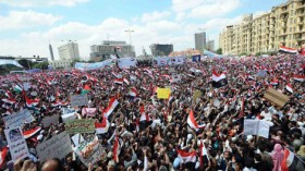 ميدان التحرير يمتلئ بالمتظاهرين والهتافات ضد مرسي والإخوان