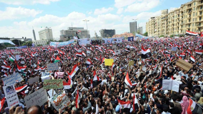 إلتفاف شعبي حول مرسي .. وشفيق في عنق الزجاجة