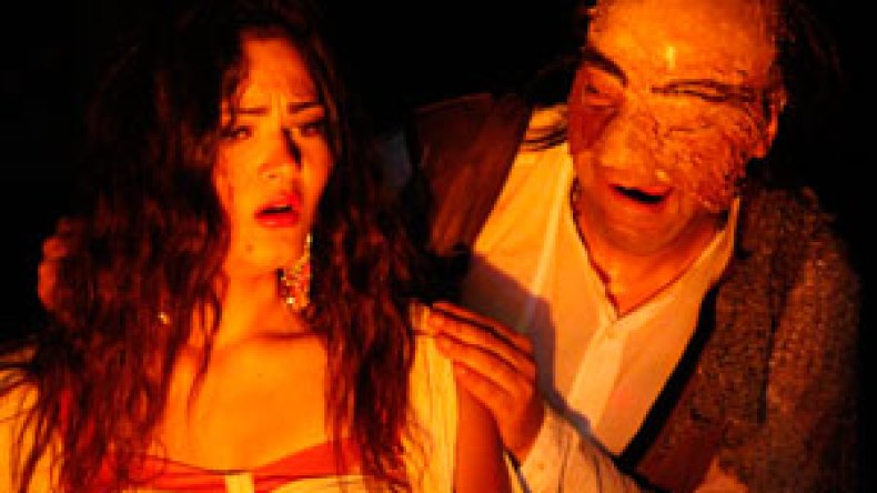 العرض المصري يجلد مبارك وشلته على خشبة بوڤرموح