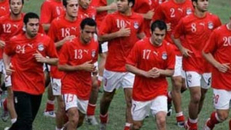 شحاتة يشحن لاعبيه ويطالبهم بالفوز على رواندا