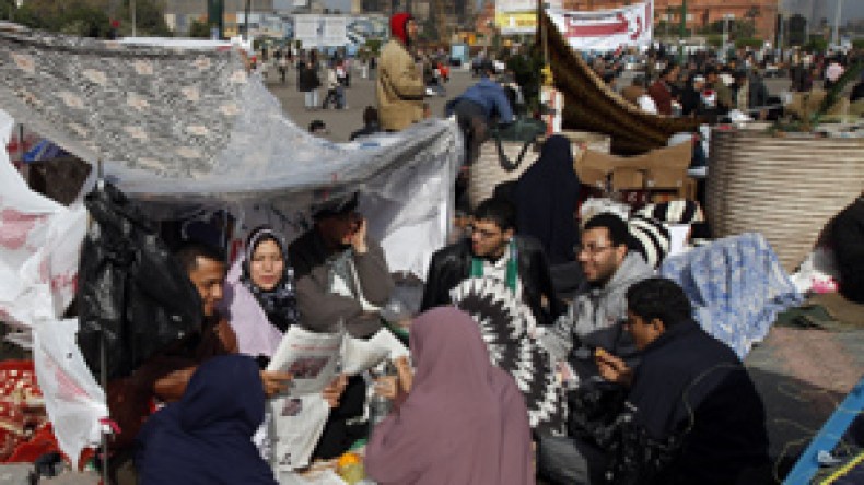 مراسيم زواج “مليونية” ومواليد جدد في ميدان القاهرة