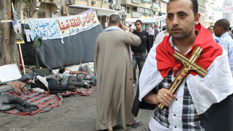 مسلحان يقتلان ثلاثة أشخاص خارج كنيسة في القاهرة