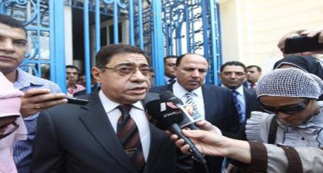 Le procureur général égyptien limogé par le président Morsi refuse de démissionner