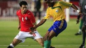 طريقة شحاتة في الشوط الأول محل استفهام