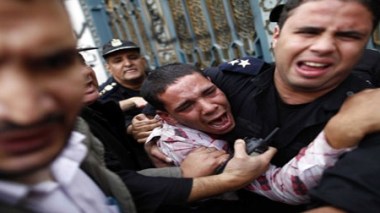 Egypte : affrontements entre la police et des manifestants devant le siège des Frères musulmans