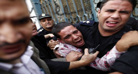 Egypte : affrontements entre la police et des manifestants devant le siège des Frères musulmans