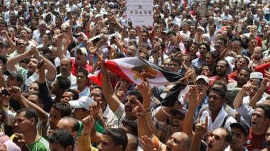 État d'urgence: des centaines d'Égyptiens manifestent au Caire