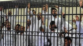 أكثر من 20 ألف معتقل مصري يبدأون “انتفاضة السجون”